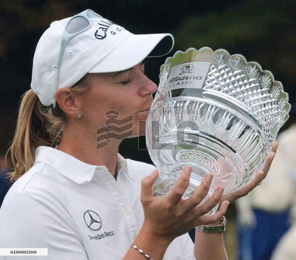 Sorenstam makes history with 3-peat at Mizuno Classic