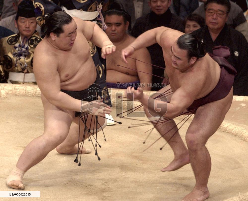 (2)Asashoryu bounces back, Maru falls at Kyushu sumo