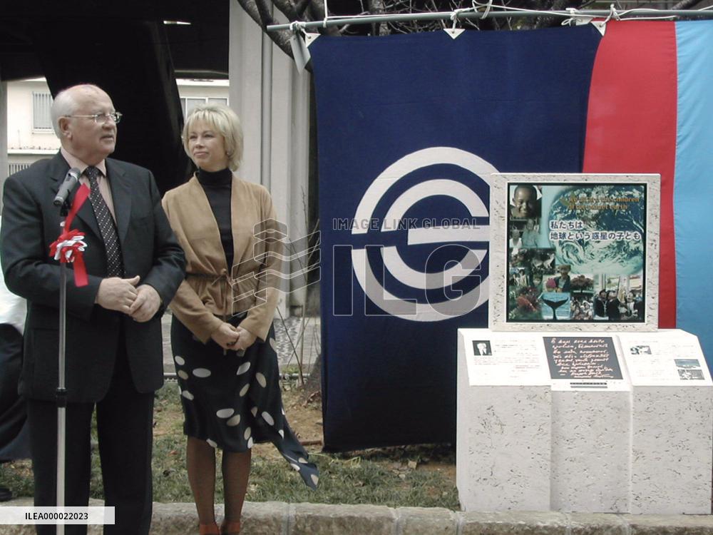 Gorbachev unveils his monument