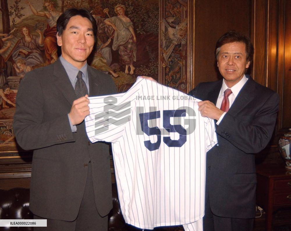 Matsui visits Japanese consulate general in N.Y.