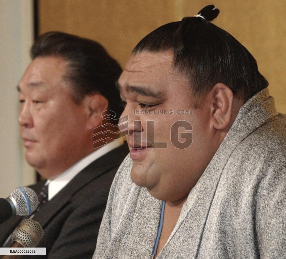 (1)Musashimaru announces retirement