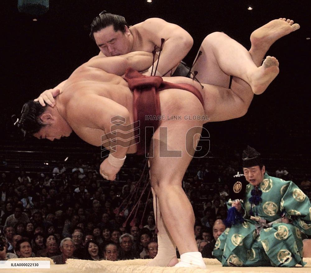 Asashoryu stays one off the pace