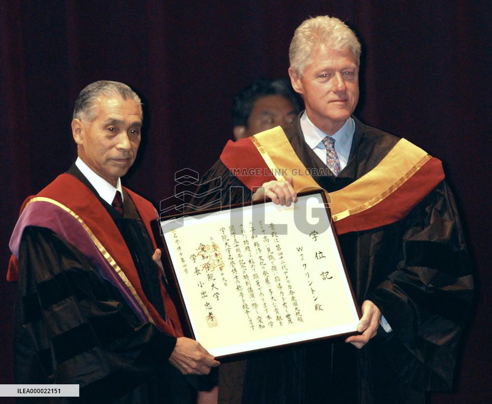 Clinton receives honorary doctorate