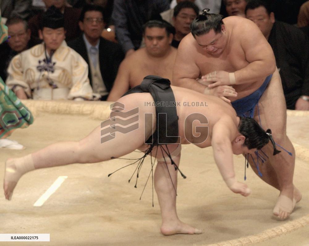 (2)Asashoryu, Tochi both fall at Kyushu sumo