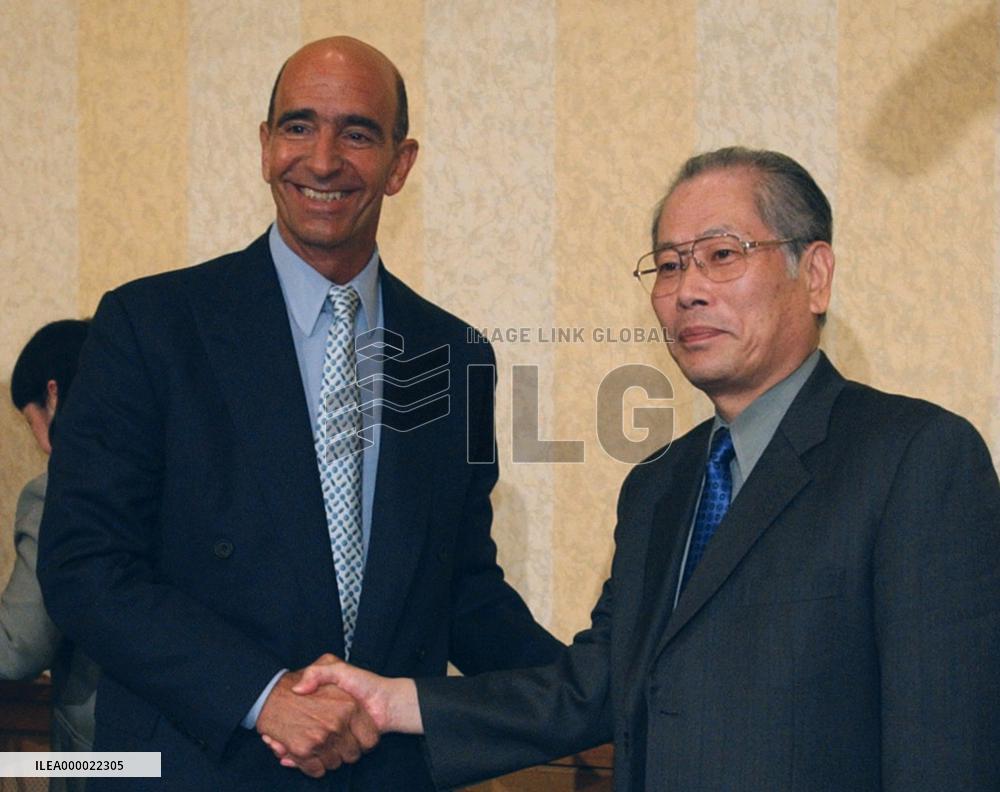 (1)Daiei signs basic accord to sell Fukuoka stadium, hotel
