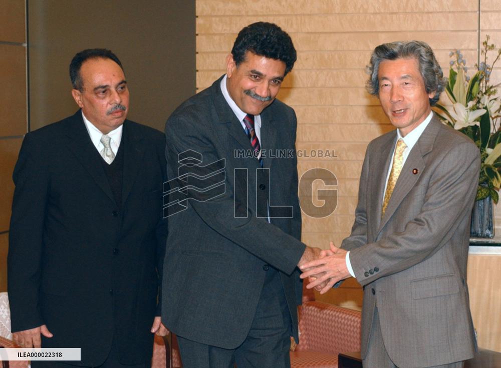 (1)Koizumi meets with exile to get information on Iraq