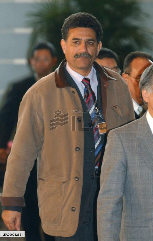 (2)Koizumi meets with exile to get information on Iraq