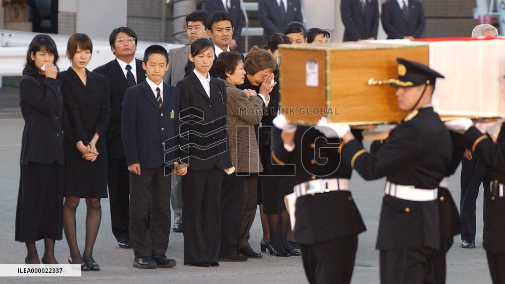 (1)Bodies of diplomats return to Japan with relatives