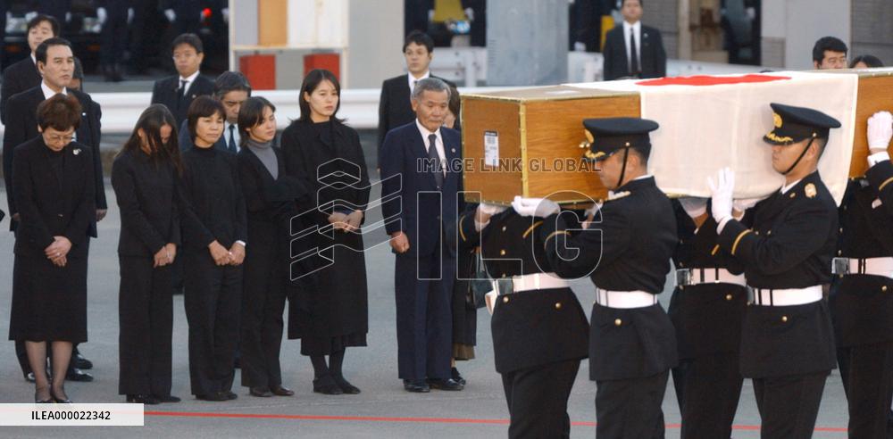 (2)Bodies of diplomats return to Japan with relatives