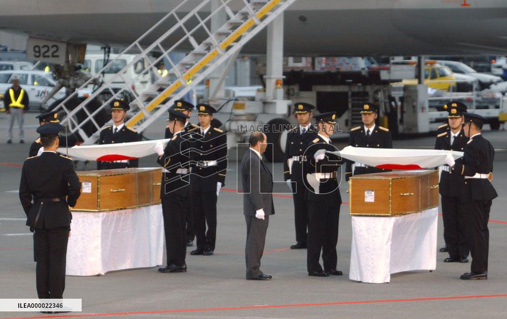 (3)Bodies of diplomats return to Japan with relatives