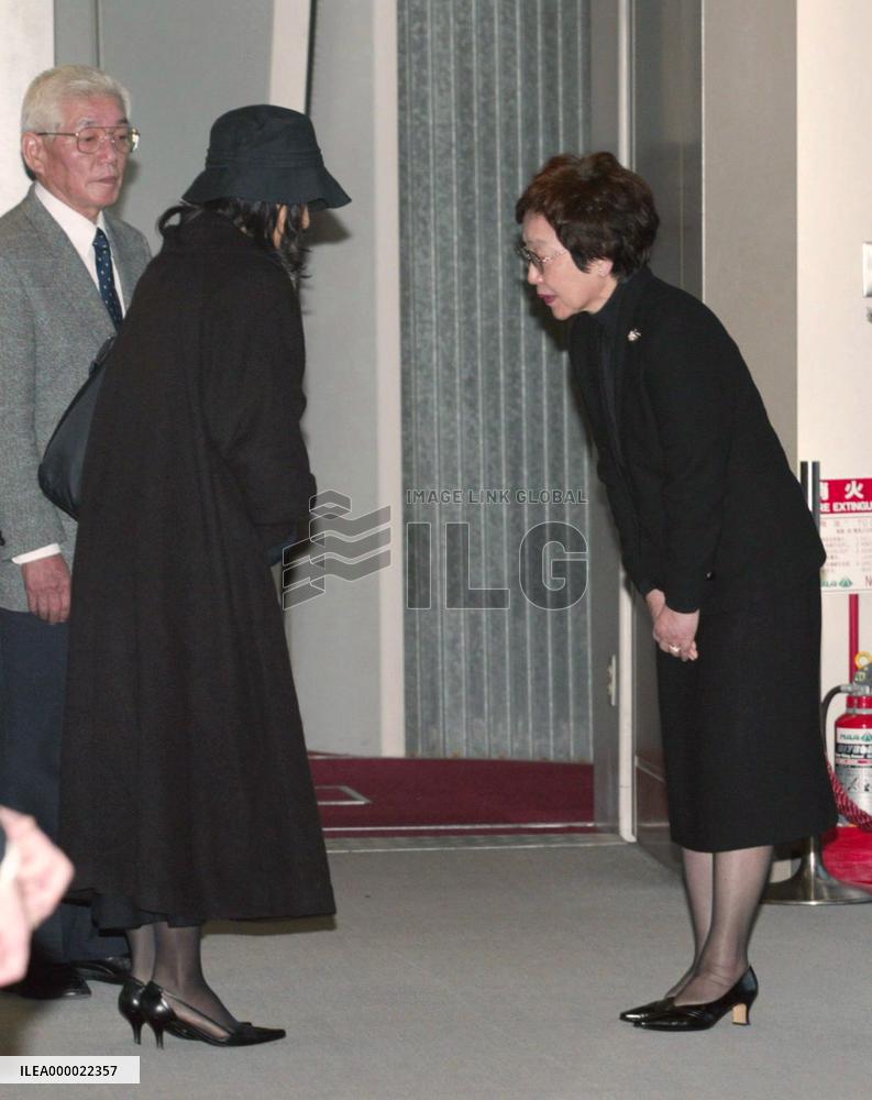 (6)Bodies of diplomats return to Japan with relatives