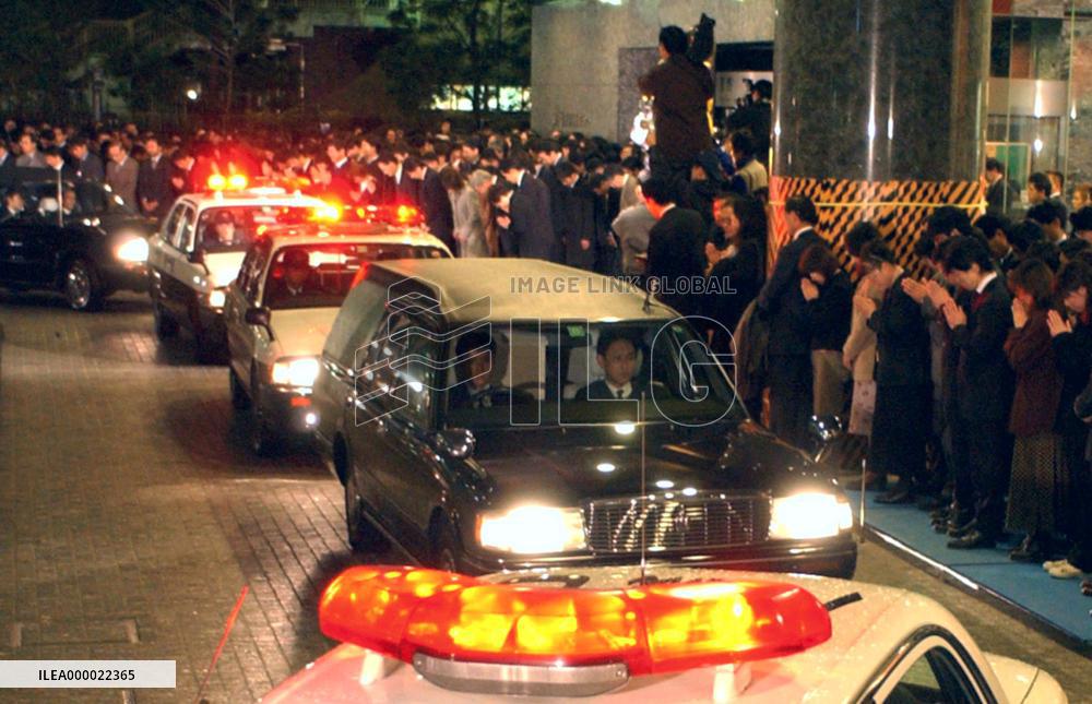 (1)Foreign Ministry staff bid farewell to slain diplomats