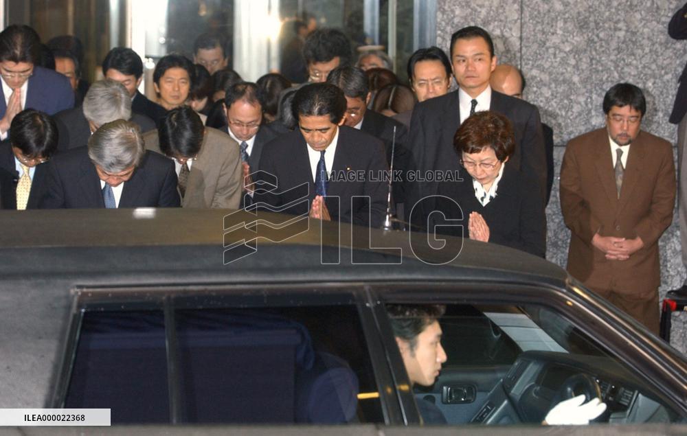 (2)Foreign Ministry staff bid farewell to slain diplomats