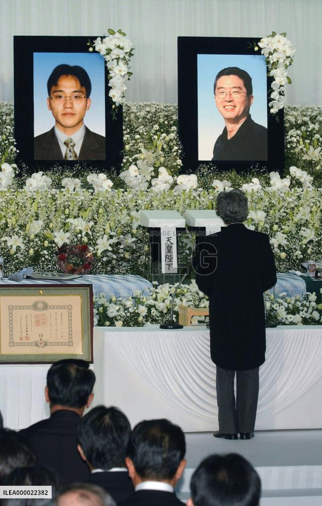 (2)Funeral held for 2 Japanese diplomats killed in Iraq