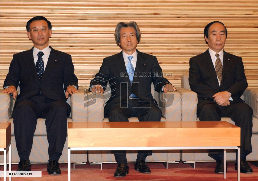 (1)Japan decides to send troops to Iraq