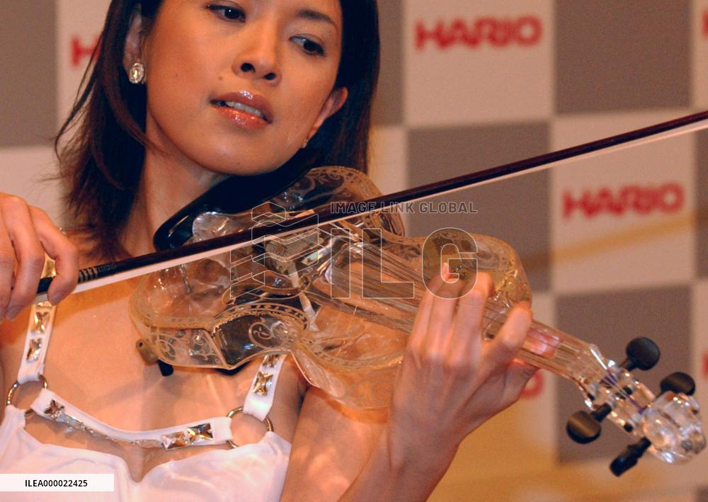(2)World's first glass-made violin unveiled