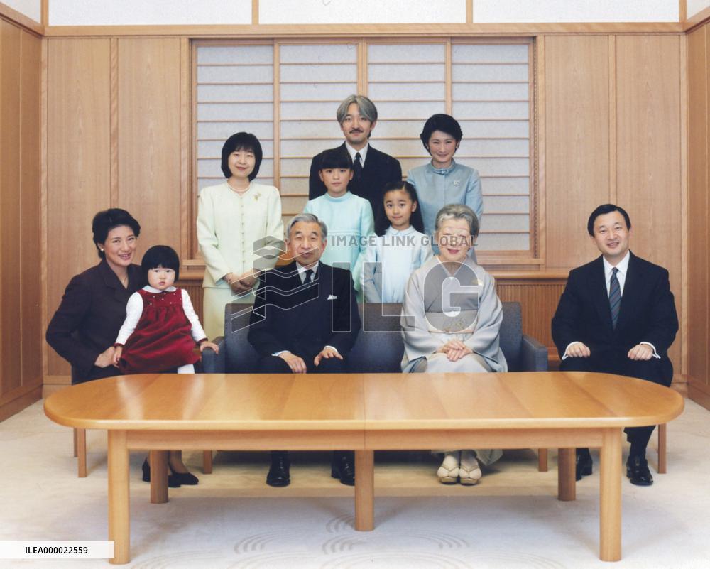 Emperor hopes 2004 will be 'bright' year