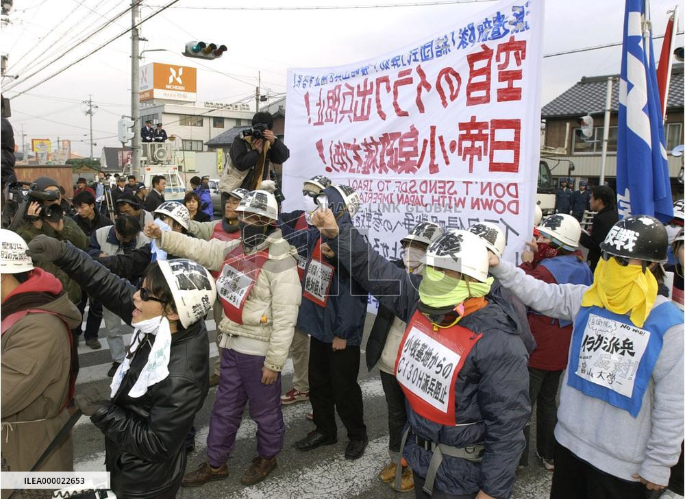 (2)Security tight at ASDF Komaki base
