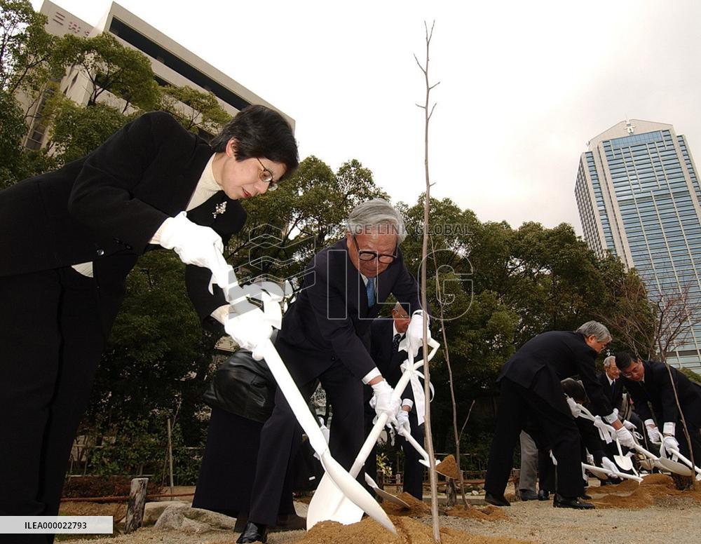 Trees planted in memory of Chinese killed in Kobe quake