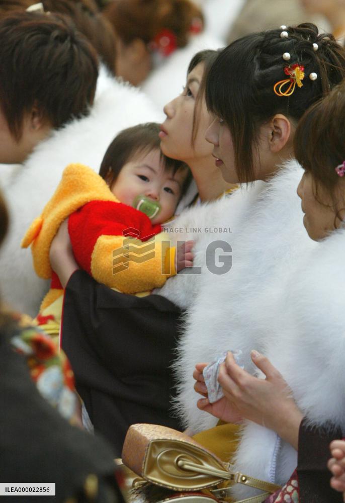 (2)Joung Japanese celebrate Coming-of-Age at Disneyland