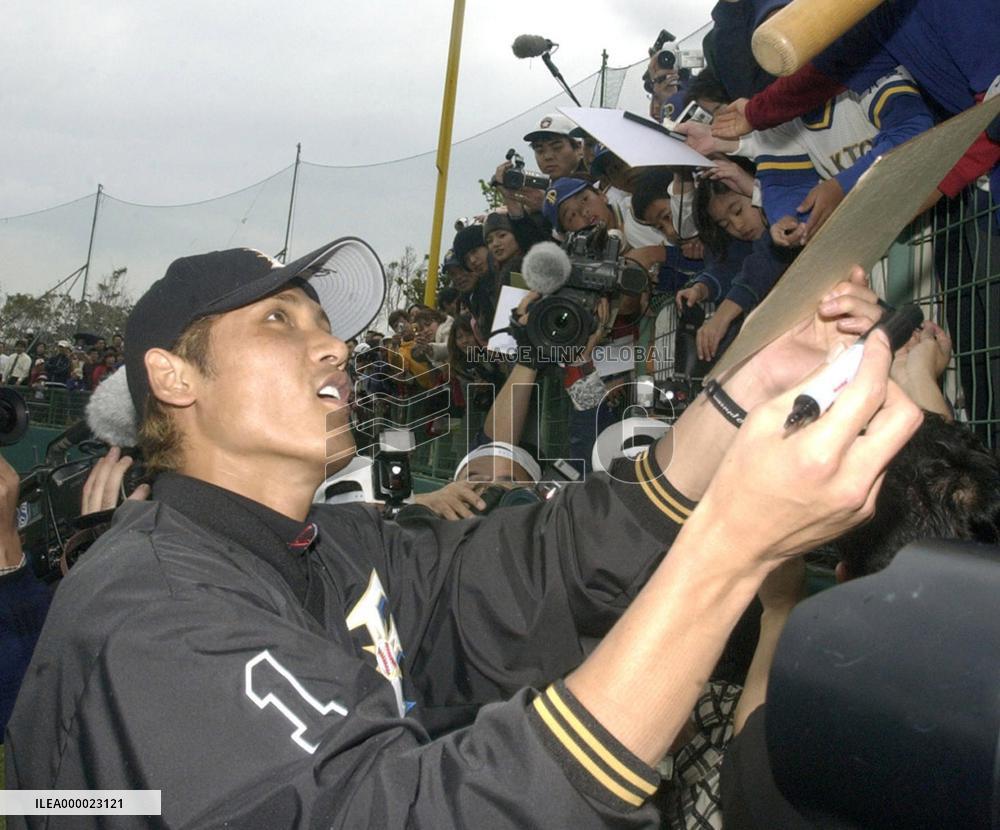 (2)Japan's pro baseball teams kick off spring training