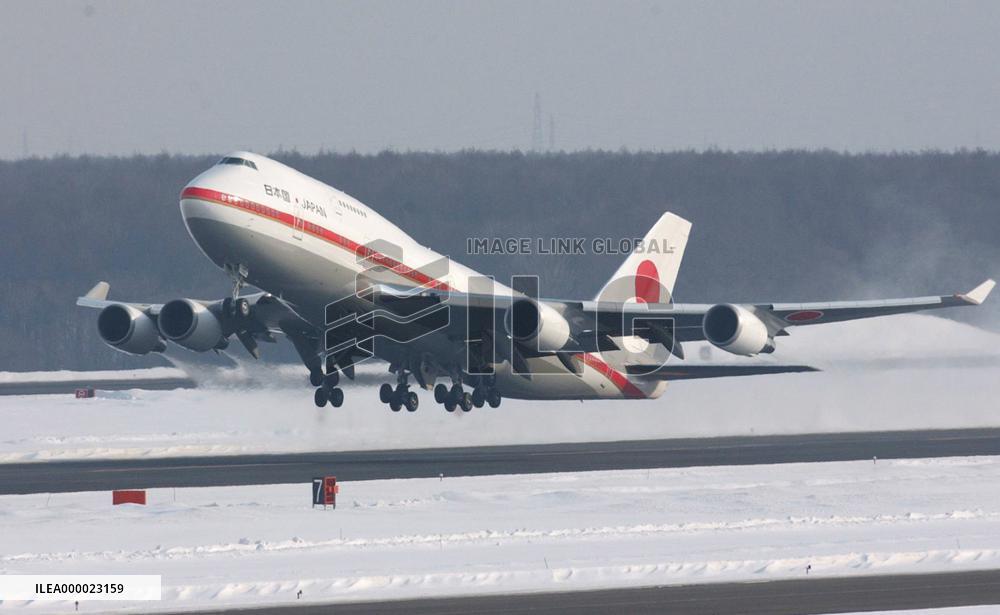 (4)1st group of core GSDF unit leaving Japan for Iraq
