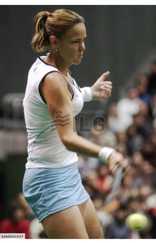 Davenport dominant, through to final in Toray Pan Pacs