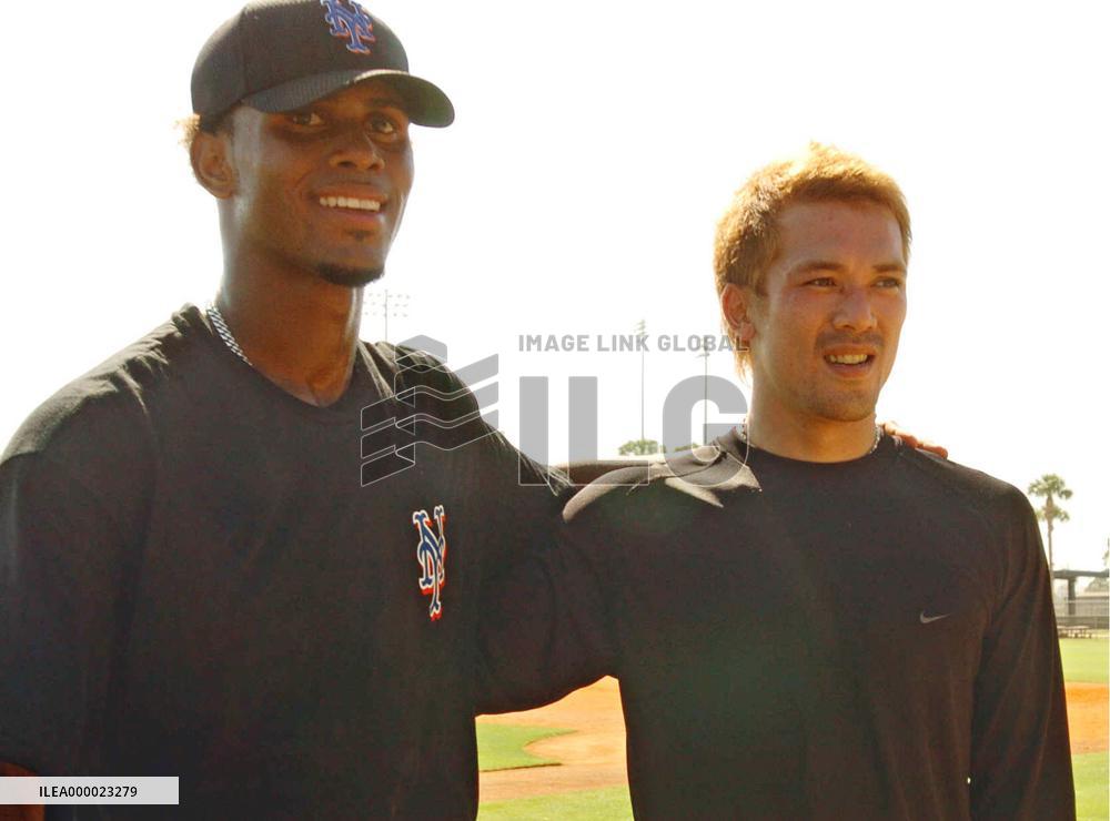(2)Mets' Matsui practices with Reyes