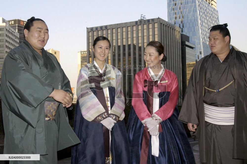 (3)Japan's sumo wrestlers arrive in Seoul