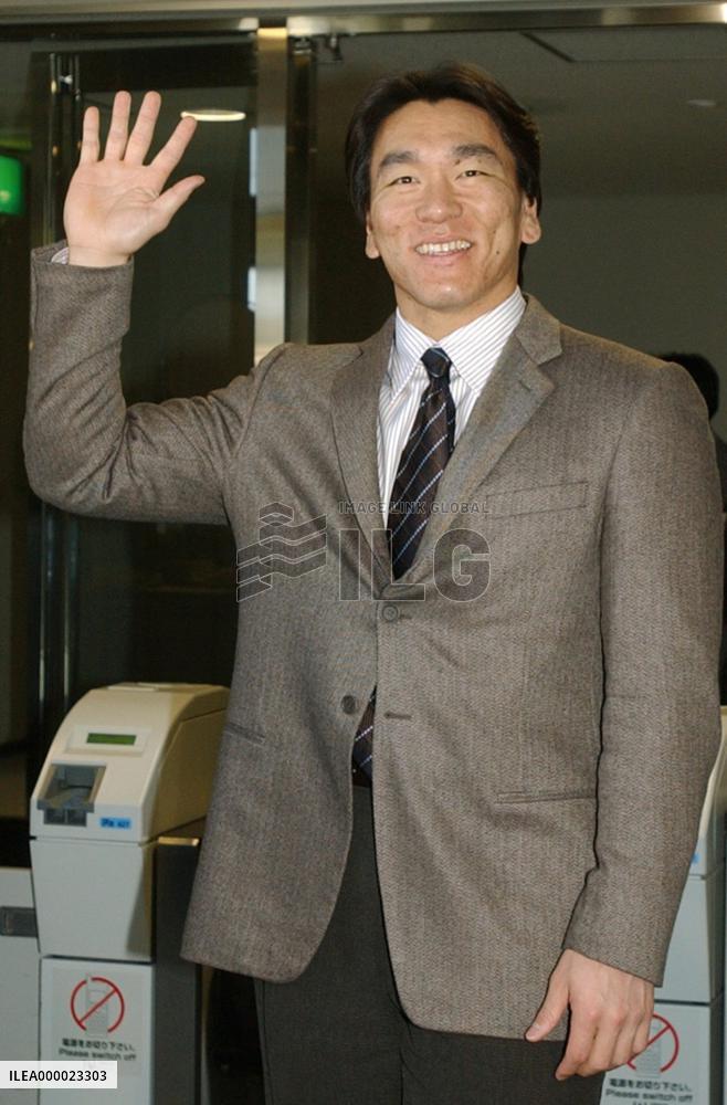 (3)N.Y. Yankees outfielder Matsui leaves for U.S.
