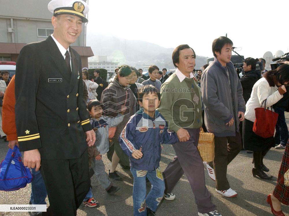(1)MSDF ship leaves Hiroshima to supply Japanese troops in Iraq