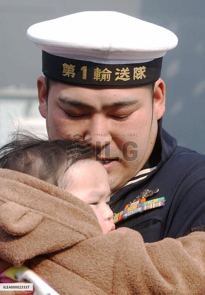 (3)MSDF ship leaves Hiroshima to supply Japanese troops in Iraq