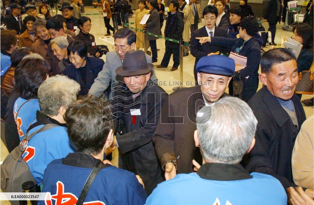 (1)War-displaced Japanese arrive from China in search of kin