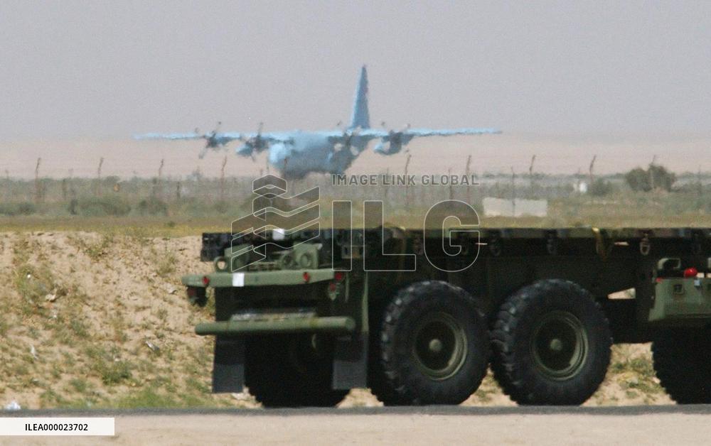 (2) Japanese air troops fly humanitarian supplies to Iraq