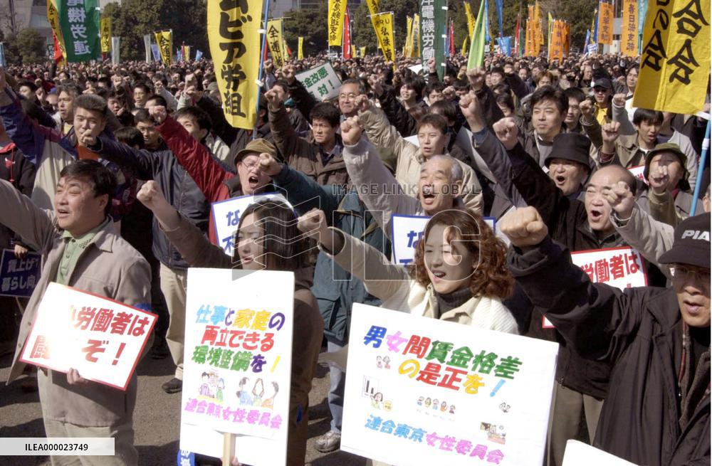 (2)Workers rally in spring labor offensive
