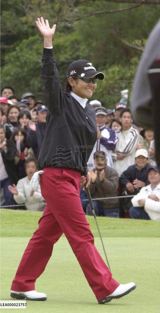 (1)Teen sensation Miyazato claims 1st pro victory