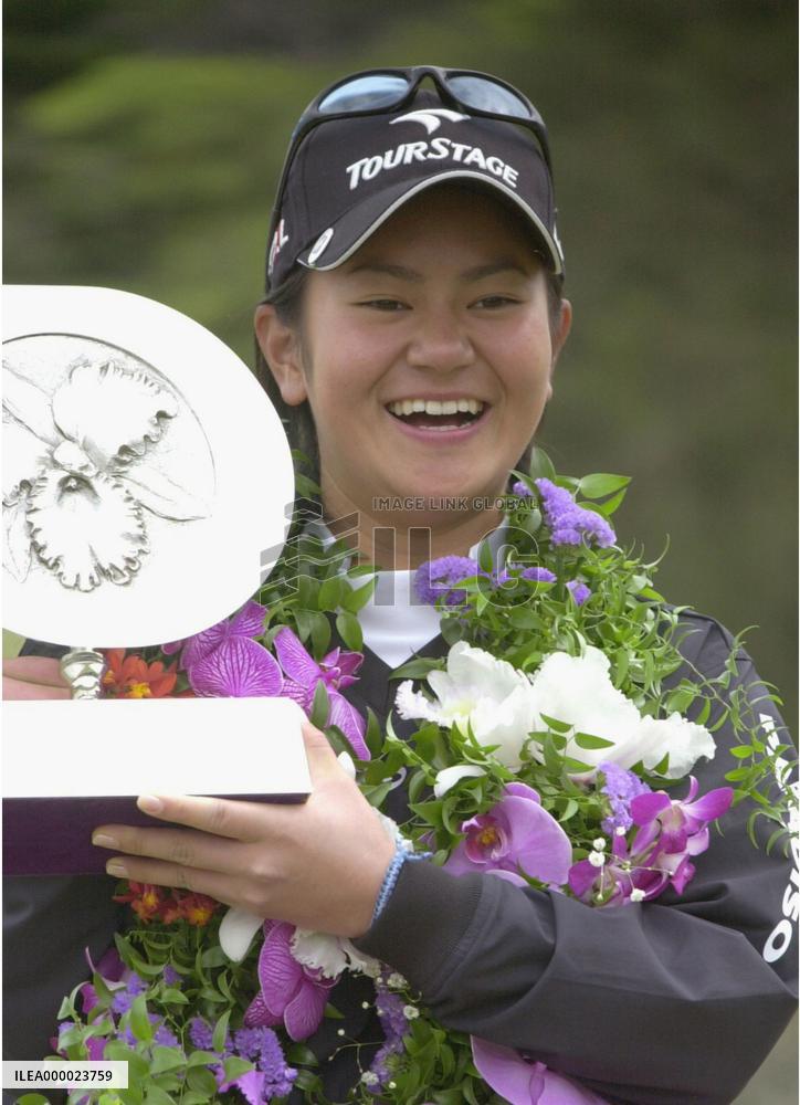 (2)Teen sensation Miyazato claims 1st pro victory