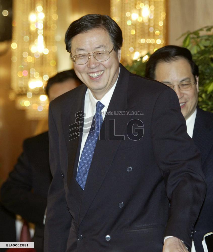 (1)China's yuan exchange rates to stay stable in 2004