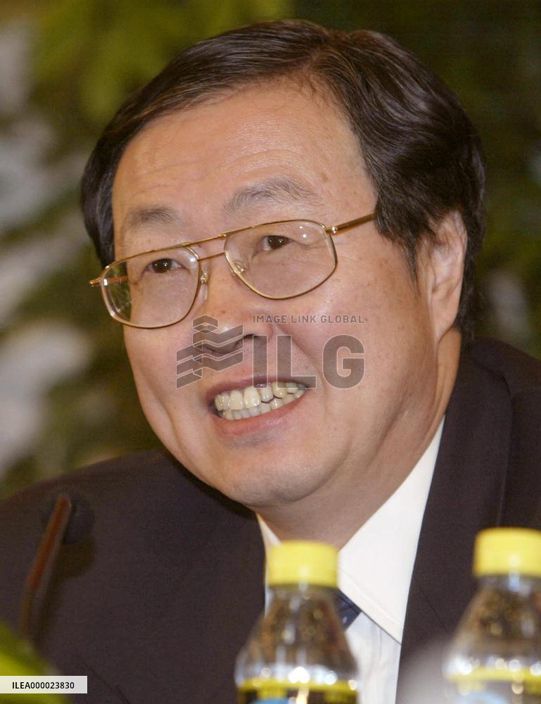 (2)China's yuan exchange rates to stay stable in 2004