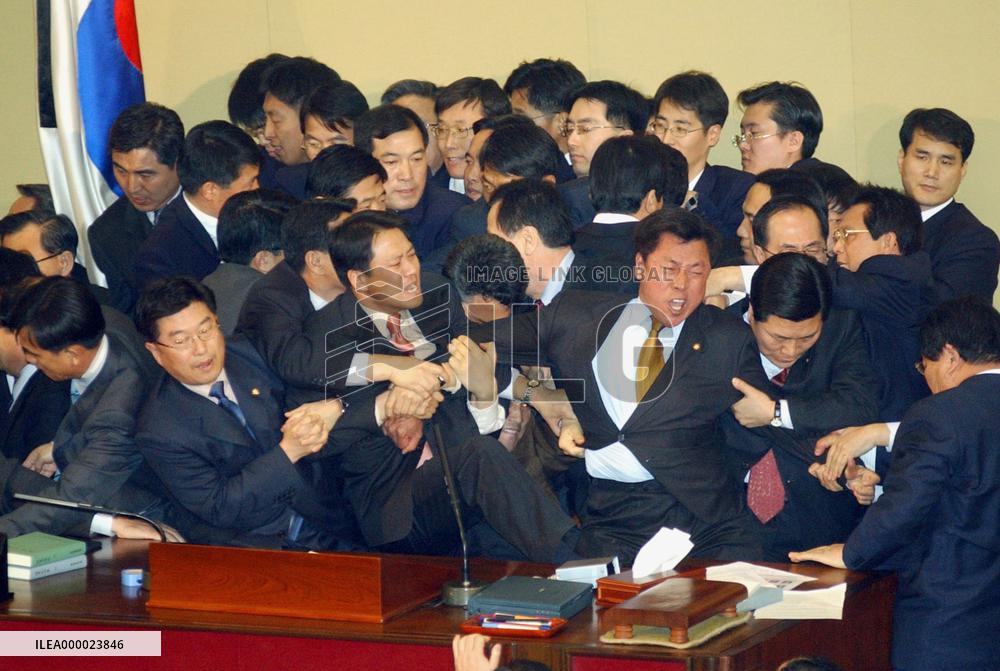 (1)S. Korean parliament passes impeachment motion against Roh