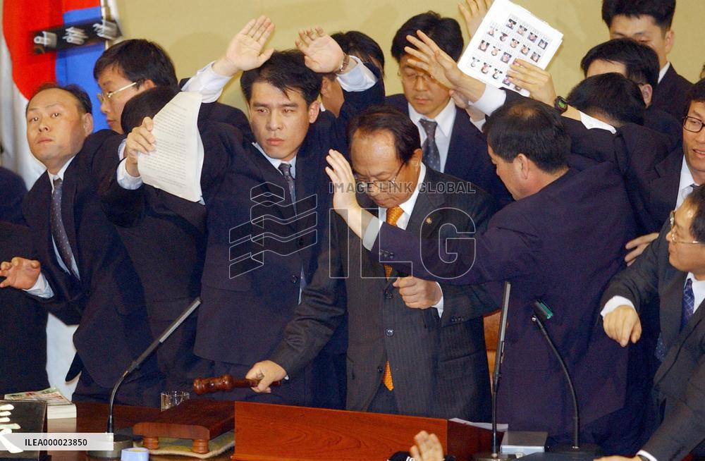 (4)S. Korean parliament passes impeachment motion against Roh