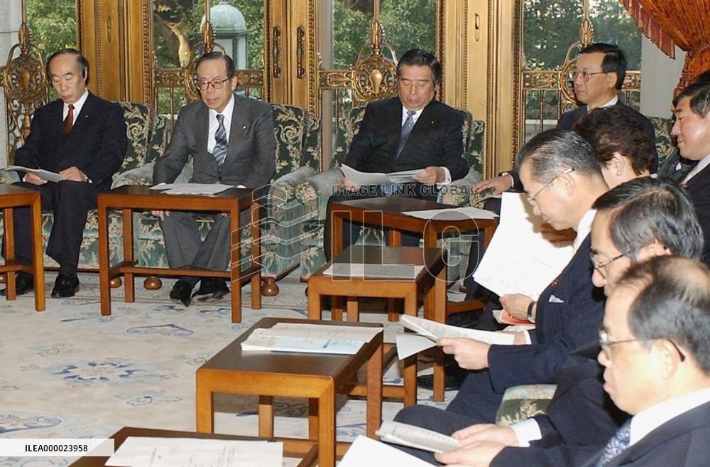 Gov't adopts package of emergency bird flu measures