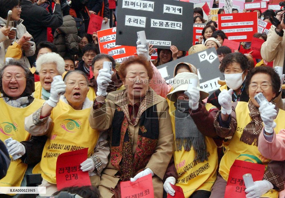 (1)Protesters continue to demand Japan apologize for WWII sex sl