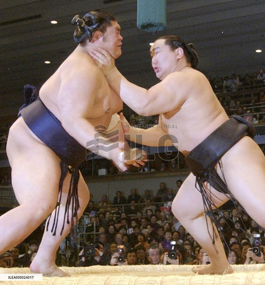 Asashoryu survives scare to stay unbeaten at spring sumo