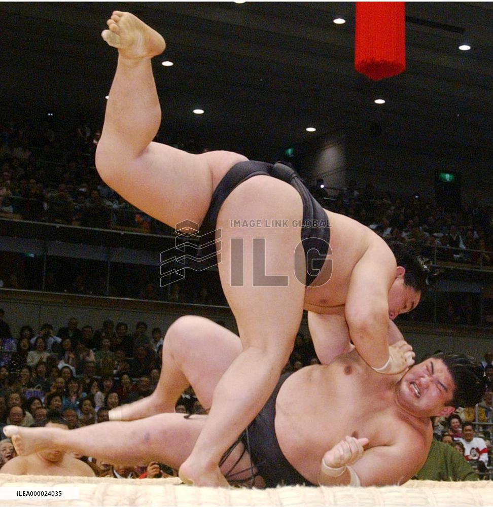 Asashoryu defeats Kotomitsuki to stay perfect at spring sumo