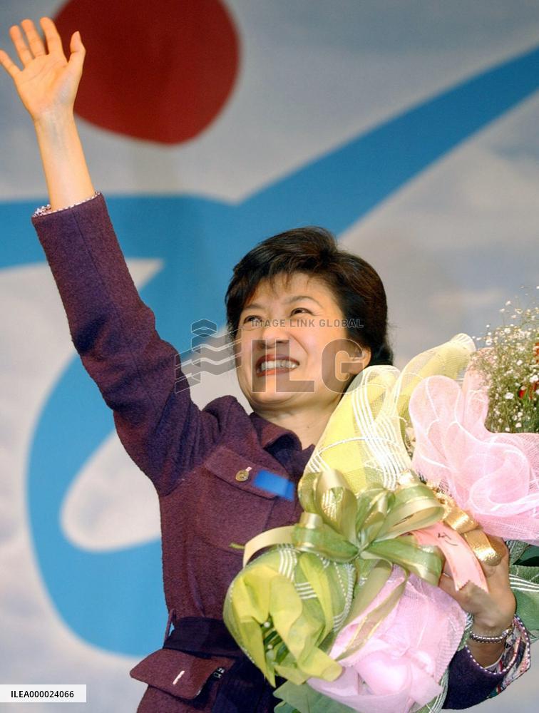 (1)S. Korea's Grand National Party chooses new leader