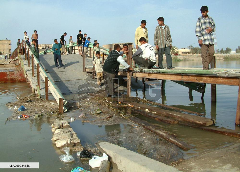 Pontoon bridge in Samawah collapses due to high river