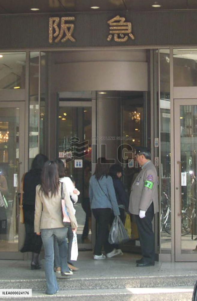 (2)Revolving door accident prompts concerns about safety