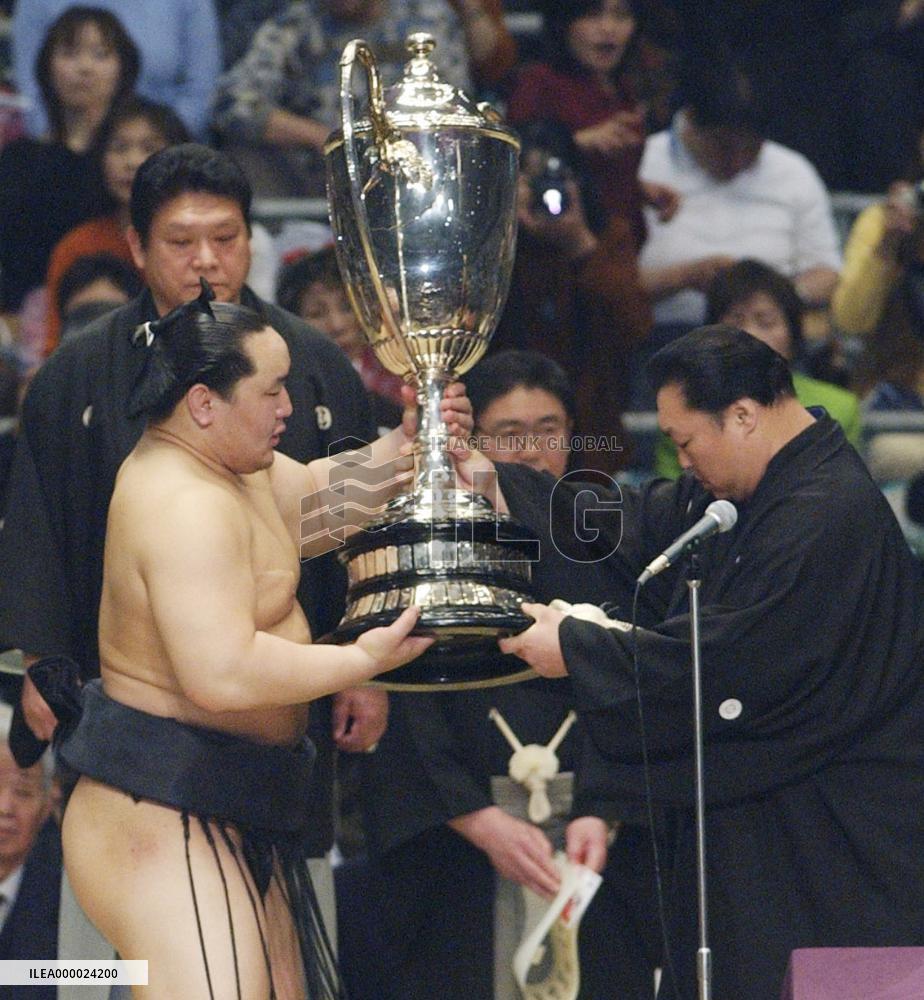 (2)Asashoryu goes undefeated at spring sumo