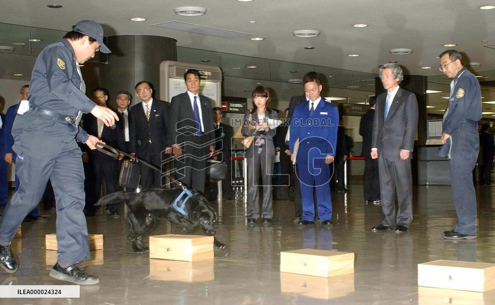 (1)Koizumi inspects security at Narita airport